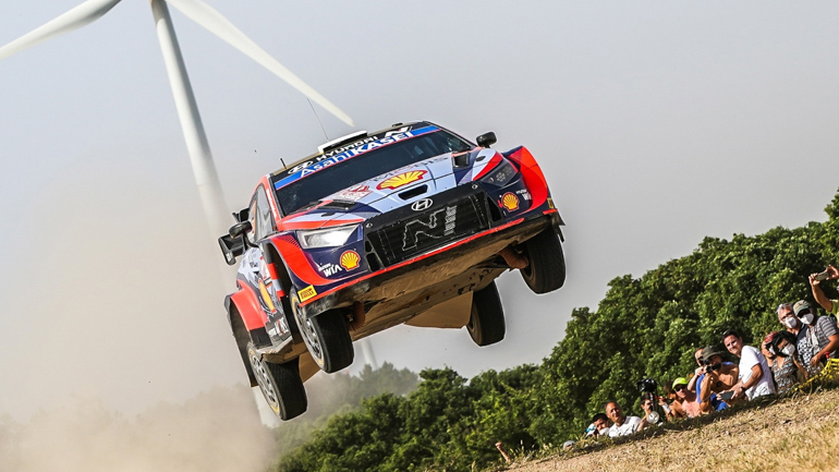 Ο εκπληκτικός Ott Tanak ετοιμάζεται για την πρώτη θέση στο βάθρο στο Ράλι Σαρδηνίας