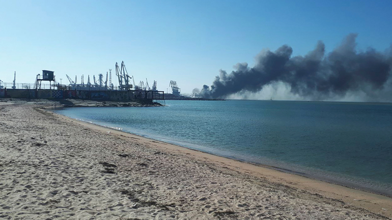 Ουκρανία: Το Πολεμικό Ναυτικό κατέστρεψε ρωσικό αποβατικό πλοίο στο λιμάνι Μπερντιάνσκ