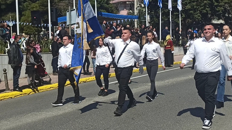 Χαϊδάρι: Τρίδυμα αδέλφια σημαιοφόρος και παραστάτες  στη μαθητική παρέλαση