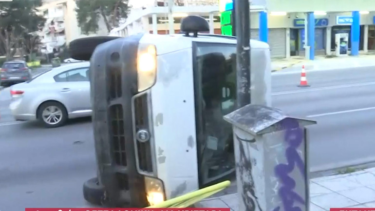 Φορτηγάκι έπεσε πάνω σε στάση του ΟΑΣΘ στη Θεσσαλονίκη