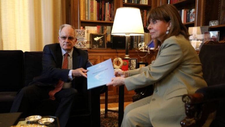 Τασούλας: Παρέδωσε τα τελικά αποτελέσματα των εκλογών στην Πρόεδρο της Δημοκρατίας