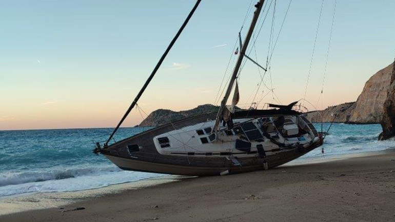 Κεφαλλονιά: Ιστιοφόρο προσάραξε σε ακτή μεταξύ Μύρτου – Άσσου