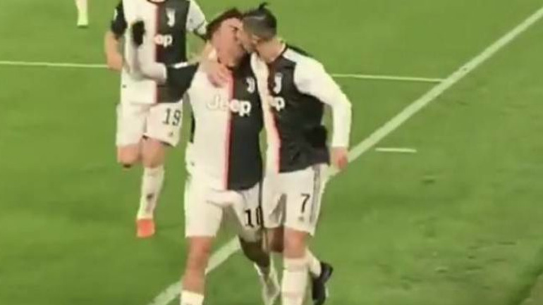 Το -κατά λάθος- φιλί των Ρονάλντο και Ντιμπάλα στο ματς Γιουβέντους-Πάρμα