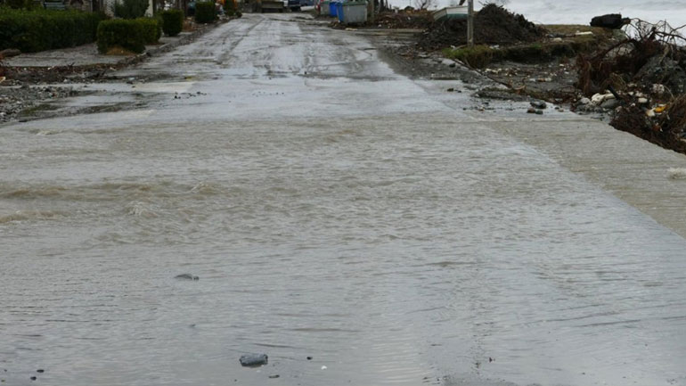 Λάρισα: Παρασύρθηκε λυόμενο σπίτι από κατολίσθηση στα παράλια του δήμου Αγιάς