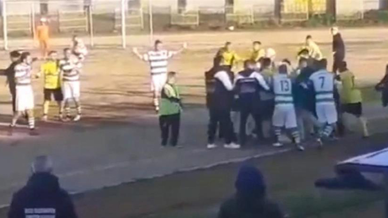 Ξυλοκόπησαν παίκτες και προπονητή σε ποδοσφαιρικό αγώνα τοπικού στη Χαλκιδική