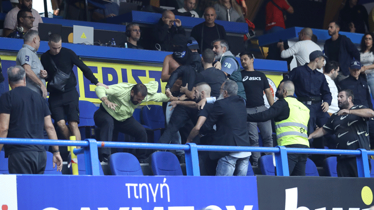 Επεισόδια και διακοπή στο Περιστέρι-ΑΕΚ
