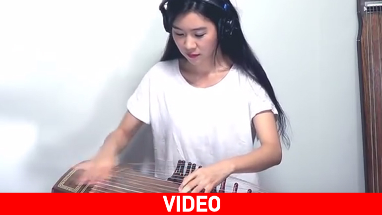 Παίζει το Back in Black των AC/DC με ένα παραδοσιακό κορεατικό όργανο…