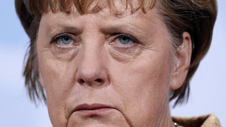 Γερμανοί μηνύουν την Μέρκελ για «εσχάτη προδοσία»