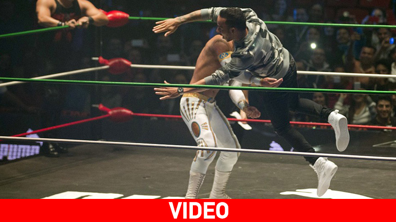 Ο Hamilton τα βάζει με παλαιστή