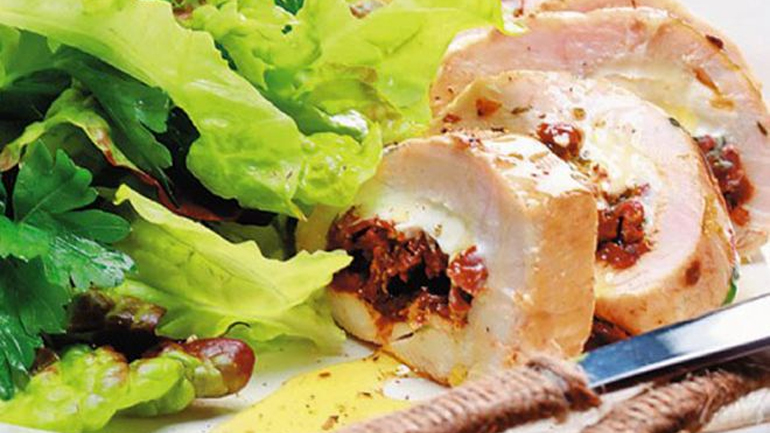 Φιλέτο κοτόπουλου γεμιστό με φέτα και λιαστή ντομάτα