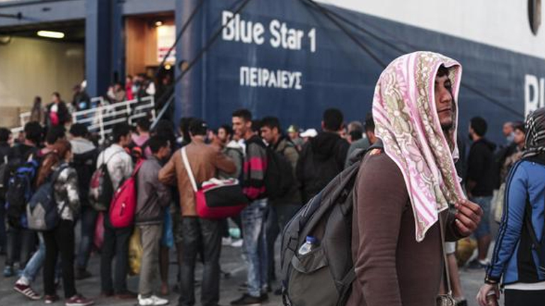 Περίπου 6.000 πρόσφυγες έφτασαν σήμερα στο λιμάνι του Πειραιά
