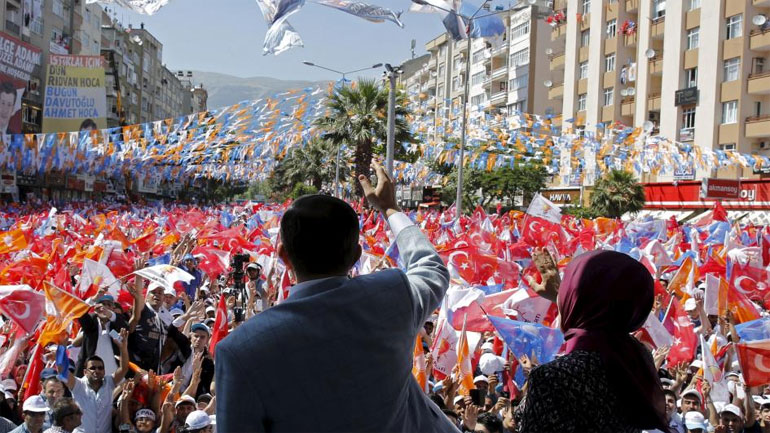 Τουρκία: Παραμονή εκλογών με φραστικές βολές και ανοιχτά μέτωπα