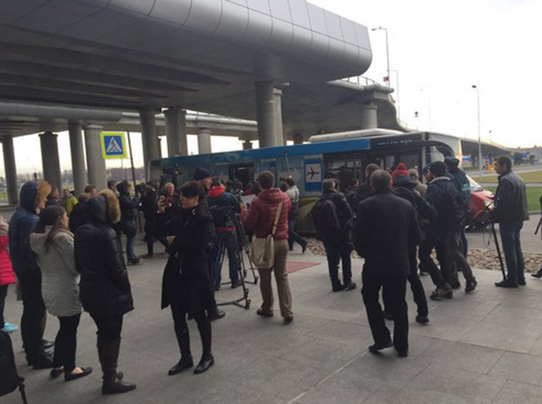 Αγωνία στο αεροδρόμιο Pulkovo, όπου μετέβησαν συγγενείς των επιβατών