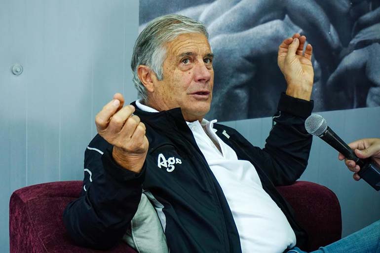 O τεράστιος Giacomo Agostini μίλησε στο zougla.gr με απίστευτη άνεση για όλους και για όλα... (Φωτό: Amazing Studio - Νίκος Ζάγκας)