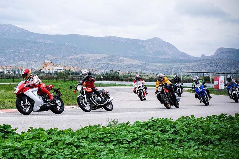 Ο κορυφαίος αναβάτης όλων των εποχών γυρίζει στην πίστα των Μεγάρων μαζί με φίλους της μοτοσικλέτας... Τεράστια εμπειρία να οδηγείς παρέα με τον Giacomo Agostini... (Φωτό: Amazing Studio - Νίκος Ζάγκας)