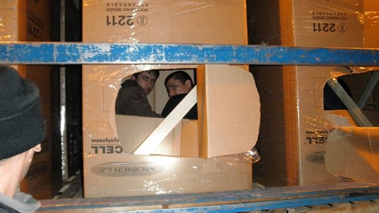 Φορτηγό-ψυγείο έκρυβε 130 πρόσφυγες