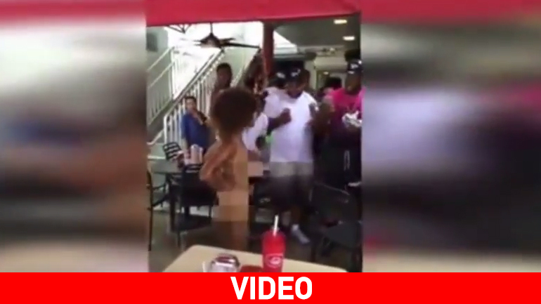 Xειροπέδες σε ημίγυμνη νεαρή που έδωσε σόου στο Μαϊάμι