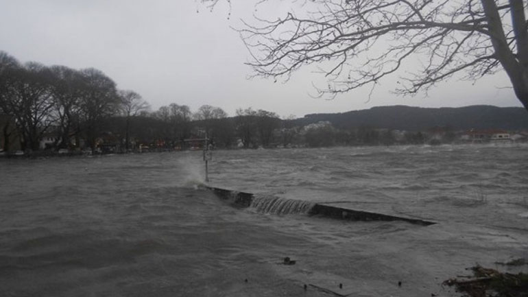 Ιωάννινα: Οι ισχυροί άνεμοι διέκοψαν τη συγκοινωνία με το Νησί