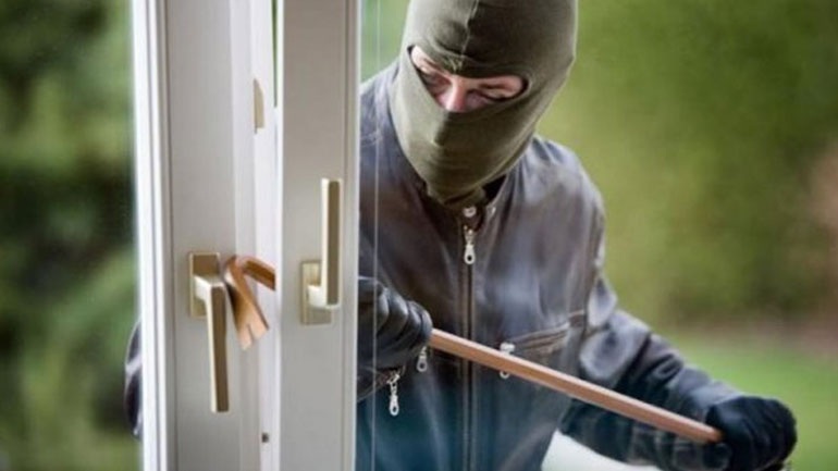 Θεσσαλονίκη: Εισέβαλε σε σπίτι και άρπαξε 500 ευρώ με τη χρήση βίας