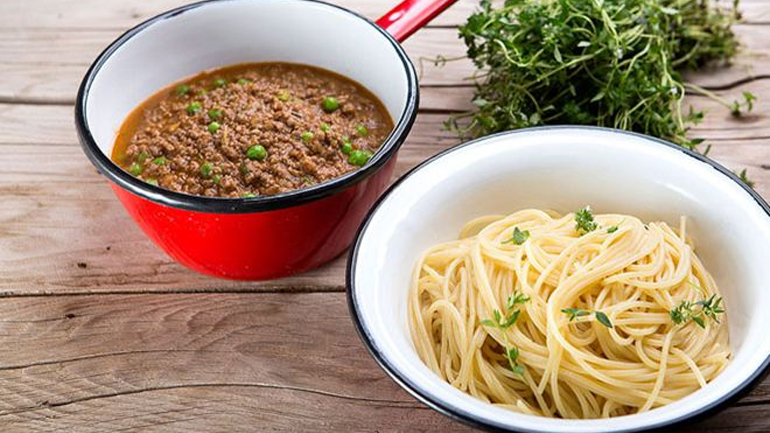 Σπαγγέτι με κιμά και αρακά