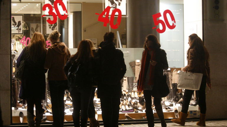 Σε αύξηση του τζίρου κατά την ενδιάμεση εκπτωτική περίοδο ελπίζουν οι έμποροι