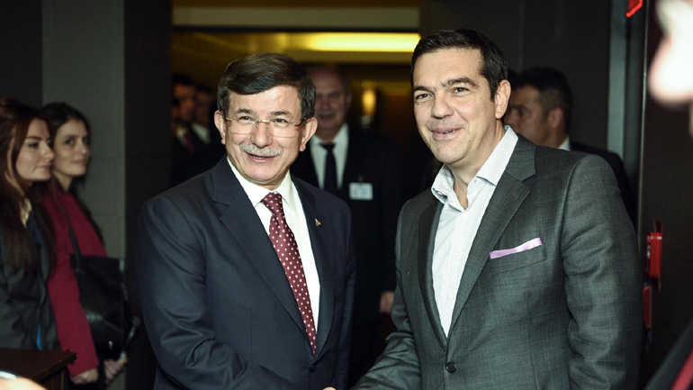 Τηλεφωνική επικοινωνία Τσίπρα – Νταβούτογλου για συγχαρητήρια και… προσφυγικό