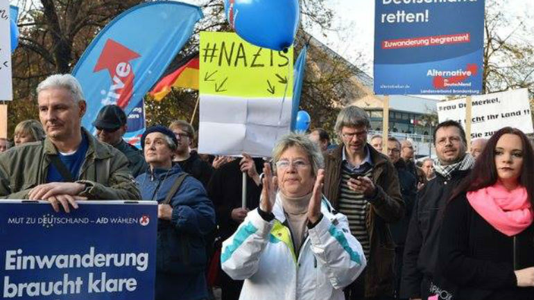 Παρεισέφρησε σε διαδήλωση ακροδεξιών κρατώντας πλακάτ εναντίον τους