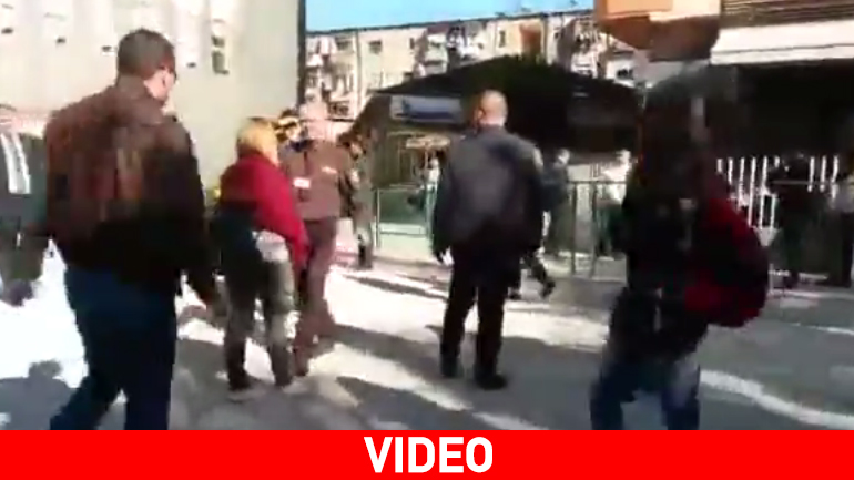 Φοιτητές έριξαν αβγά στο αυτοκίνητο του Αλβανού πρωθυπουργού