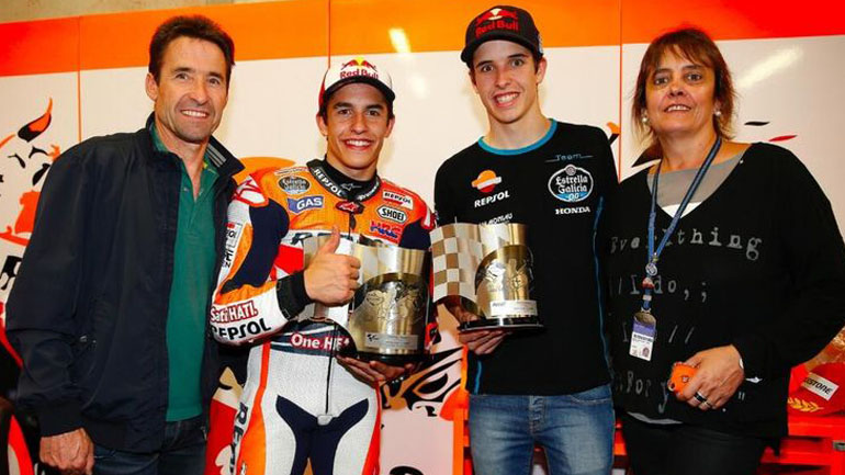 Η οικογένεια Marquez με τους Marc και Alex στη μέση