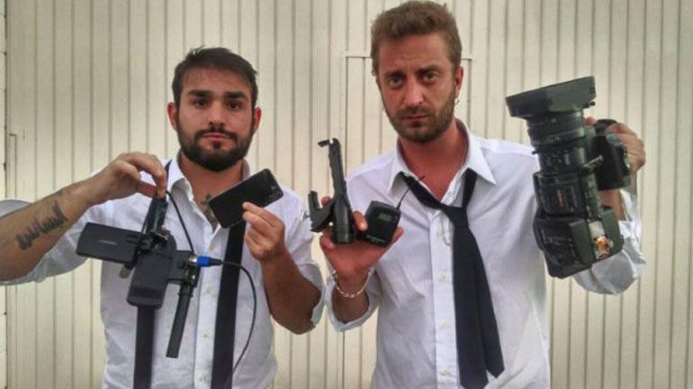 Οι δημοσιογράφοι-παρουσιαστές δείχνουν τη σπασμένη κάμερα και τα κινητά τους τηλέφωνα