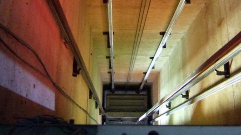 Ιεράπετρα: Ξεκίνησε να στρώνει τα χαλιά και έπεσε στο… φρεάτιο