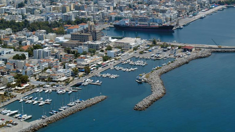 Απομάκρυνση κατασχεθέντων σκαφών από το λιμάνι της Καλαμάτας