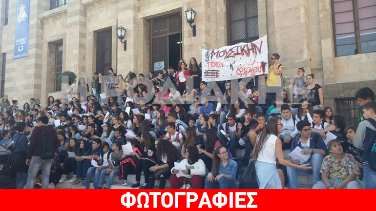 Ρόδος: Διαμαρτυρία μετά… μουσικής στην πλατεία Δημαρχείου