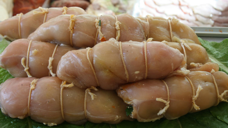 Δέσμευση παρασκευασμάτων κοτόπουλου σε κρεοπωλείο στο Κερατσίνι