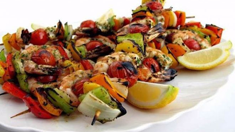 Μοσχαρίσιο σουβλάκι με λαχανικά και σάλτσα παρμεζάνας