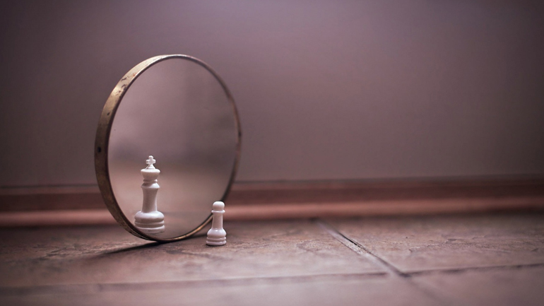 Ένας άνθρωπος που δεν αναγνώριζε τον εαυτό του στον καθρέφτη Ένας άνθρωπος που δεν αναγνώριζε τον εαυτό του στον καθρέφτη