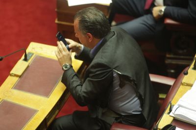 O Γ. Κουμουτσάκος με σκισμένο σακάκι στη Βουλή μετά τον ξυλοδαρμό του