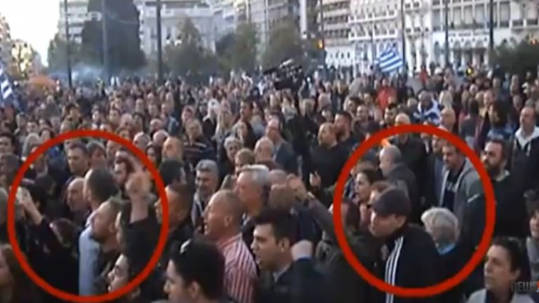 Αυτός ο άντρας βγήκε από το μπλοκ της Χρυσής Αυγής, ενώ λίγο πιο μπροστά του βρίσκονταν βουλευτές, όπως ο Π. Ηλιόπουλος