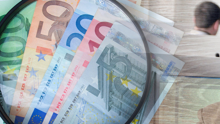 Μικροαυξήσεις σε μισθούς δημοσίων υπαλλήλων προανήγγειλε ο Βερναρδάκης