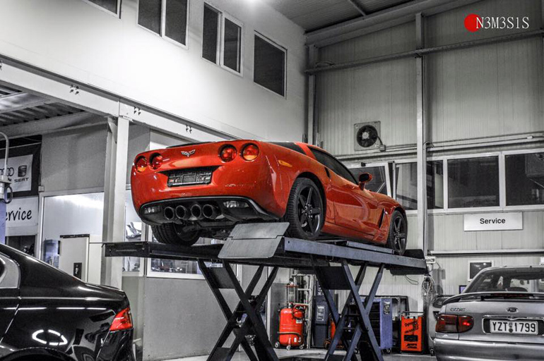 Εικόνα από το service με την... Corvette να περιμένει την ανάλογη περιποίηση από την μηχανικούς της εταιρείας...