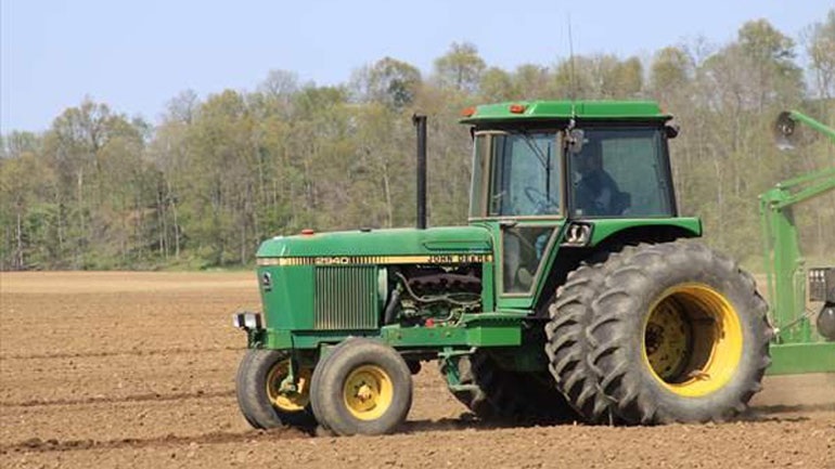 Μεσολόγγι: Αυτοκίνητο «καρφώθηκε» σε τρακτέρ