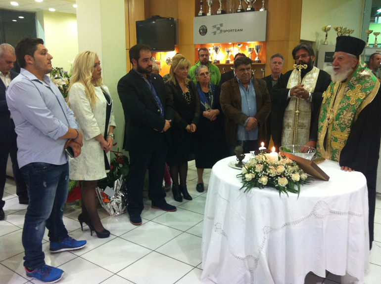 Ο Μητροπολίτης Περιστερίου Χρυσόστομος εγκαινιάζει το κατάστημα παρουσία της οικογένειας του Κώστα Κύρκου....