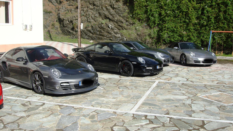 Σε εκδήλωση με γρήγορα αυτοκίνητα δε γίνεται να λείπουν μοντέλα της Porsche!!!