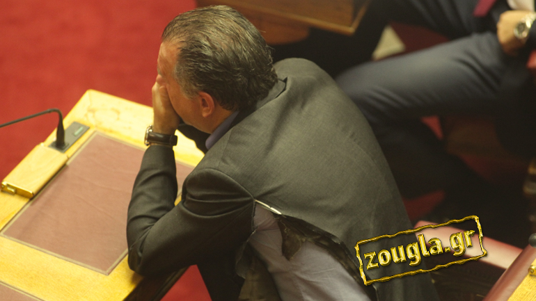 Ντόμινο αλληλοκατηγοριών με φόντο τον ξυλοδαρμό Κουμουτσάκου