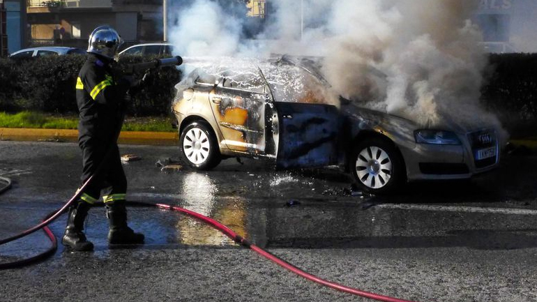 «Λαμπάδιασε» αυτοκίνητο εν κινήσει