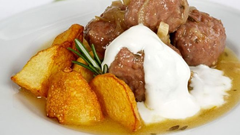 Κεφτεδάκια μαγειρευτά με σάλτσα τυριού