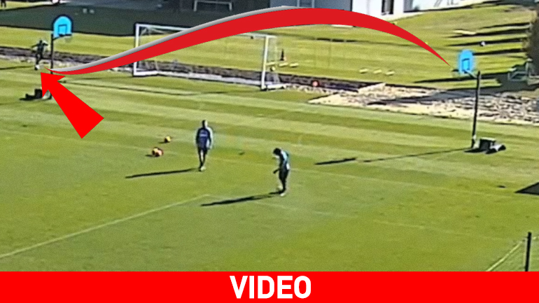 Έβαλε τρίποντο με το… πόδι!