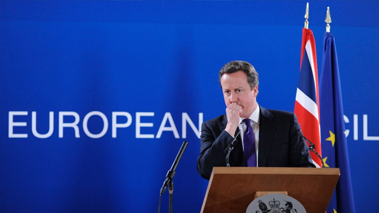 Βρετανία: Ο Κάμερον απειλεί με… Brexit!