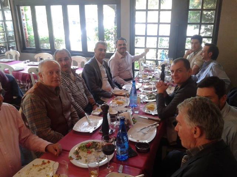 Δημοσιογράφοι και μέλη του θεσμού 'Ελληνικό Αυτοκίνητο της Χρονιάς' και στο βάθος οι κ.κ. Παπαδόπουλος και Σκιρδής από την SsangYong