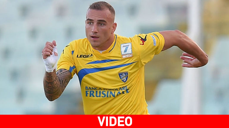 Απίστευτο γκολ με ψαλιδάκι από παίκτη ξαπλωμένο στο χορτάρι!